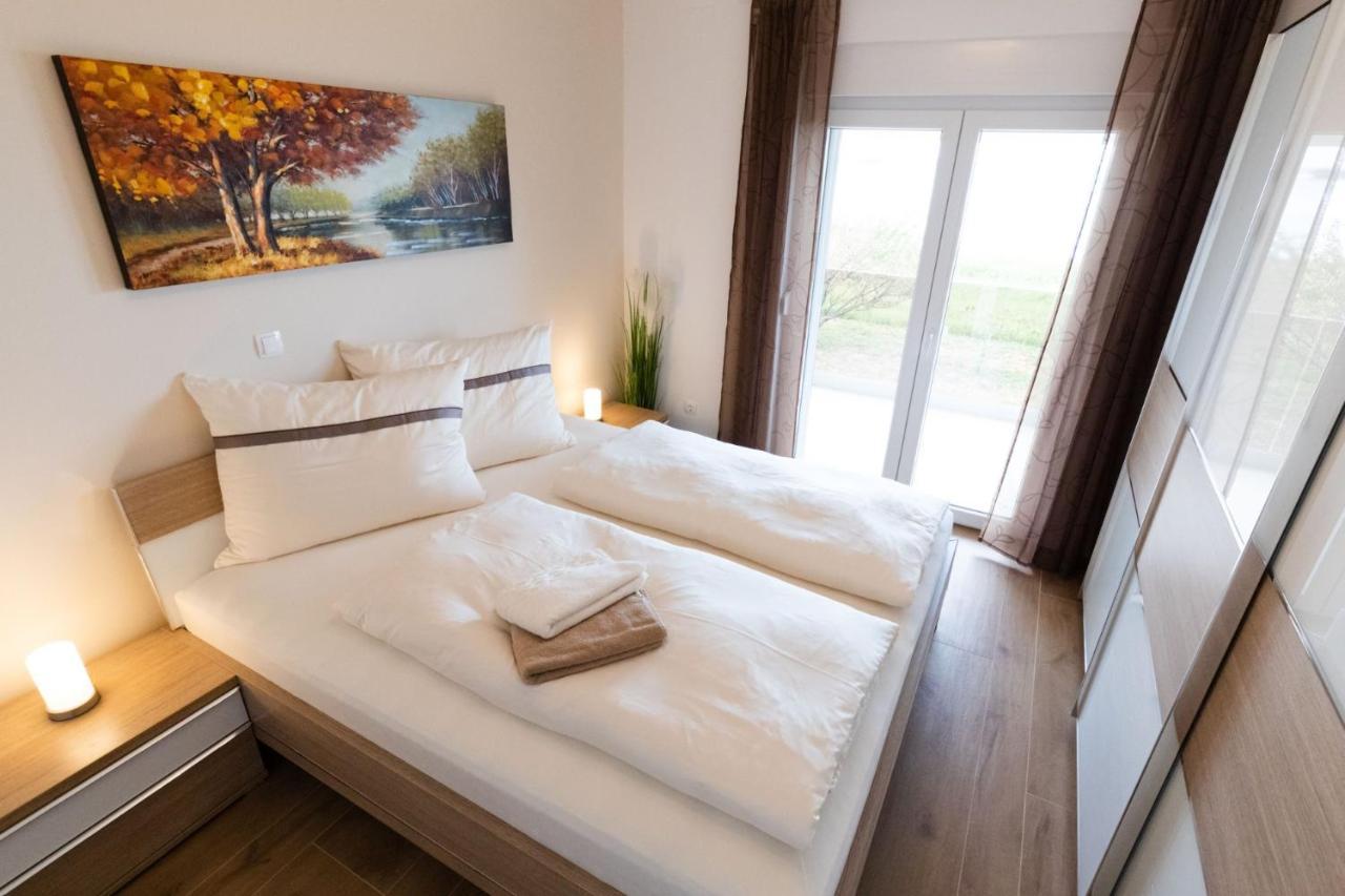 Beachfront Reiterer Villa V2 With Seaview 30 Meters From The Beach - Crowonder Luxury Rent Privlaka  Exterior photo